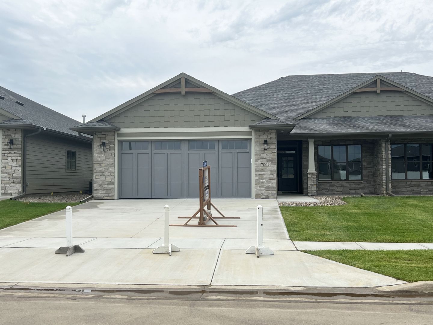 2 Bed & 2 Bath Ranch 1482 Sq Ft 2 Stall Garage