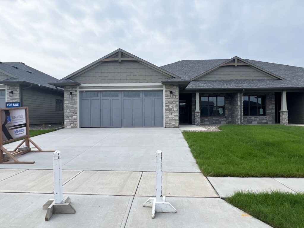 2 Bed & 2 Bath Ranch 1482 Sq Ft 2 Stall Garage