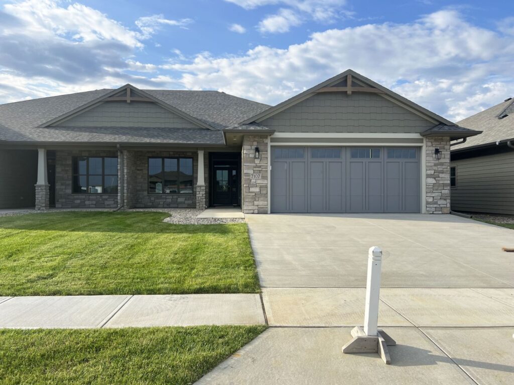 2 Bed & 2 Bath Ranch 1440 Sq Ft 2 Stall Garage