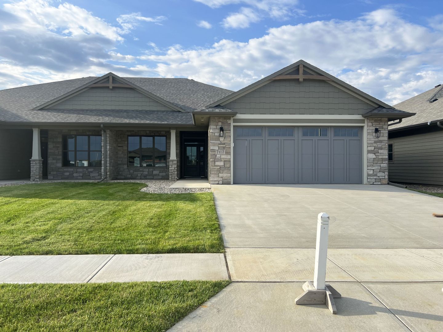 2 Bed & 2 Bath Ranch 1440 Sq Ft 2 Stall Garage