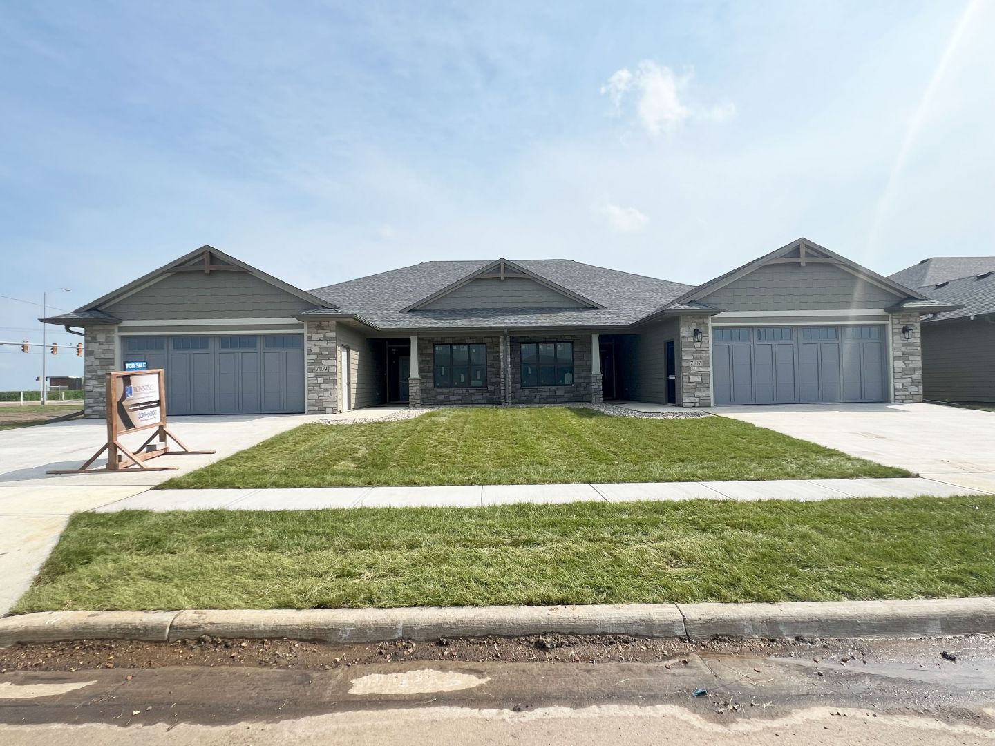 2 Bed & 2 Bath Ranch 1482 Sq Ft 2 Stall Garage