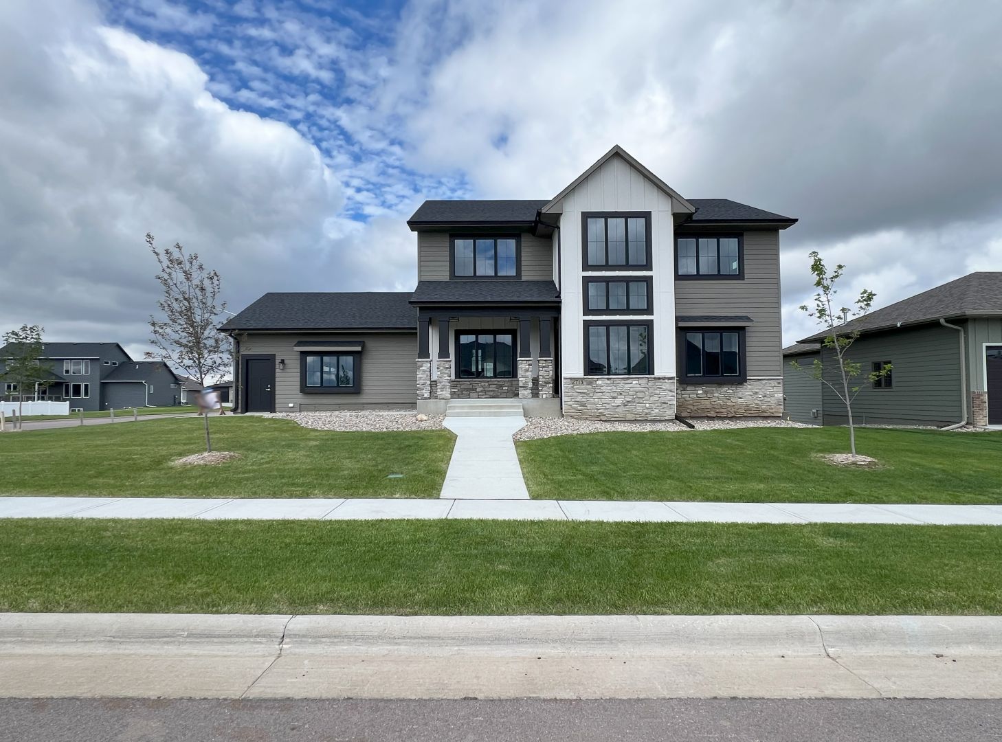 4 Bed & 2.5 Bath Ranch 2378 Sq Ft 3 Stall Garage