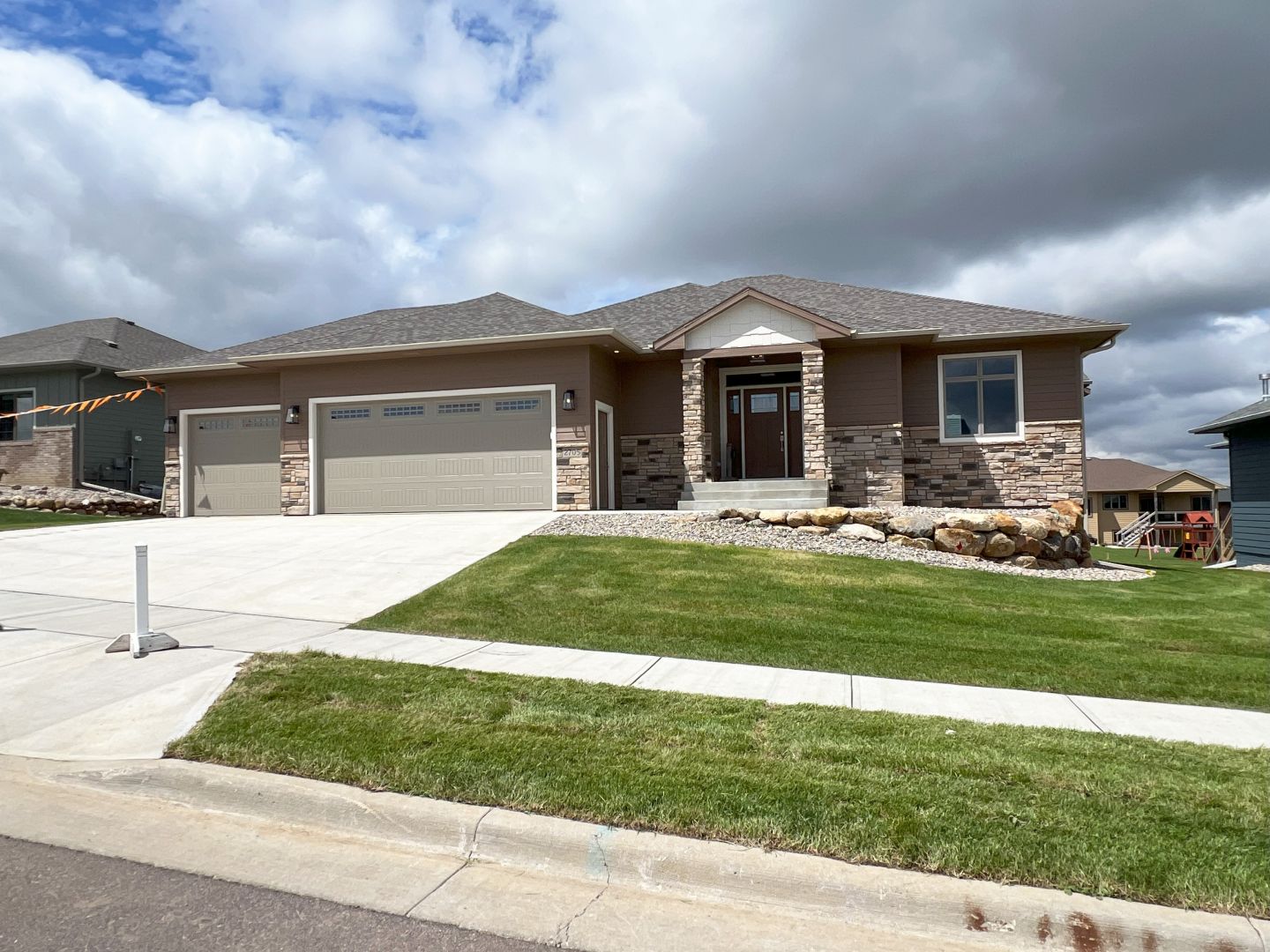 3 Bed & 2 Bath Ranch 1807 Sq Ft 3 Stall Garage