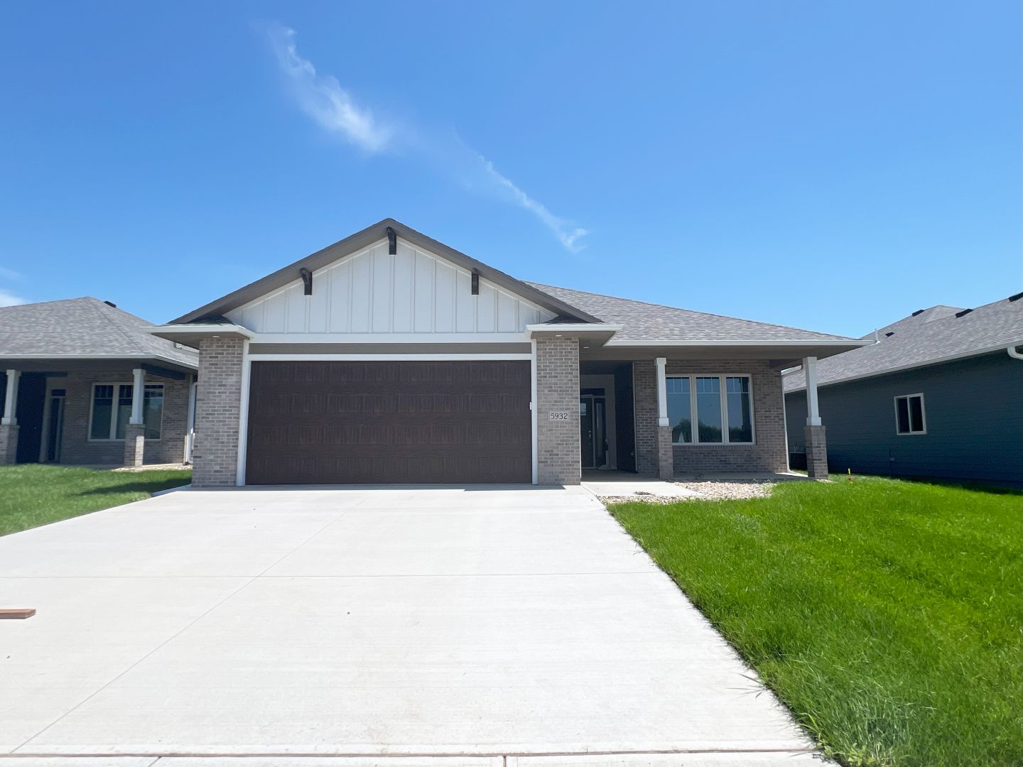 2 Bed & 2 Bath Ranch 1495 Sq Ft 2 Stall Garage
