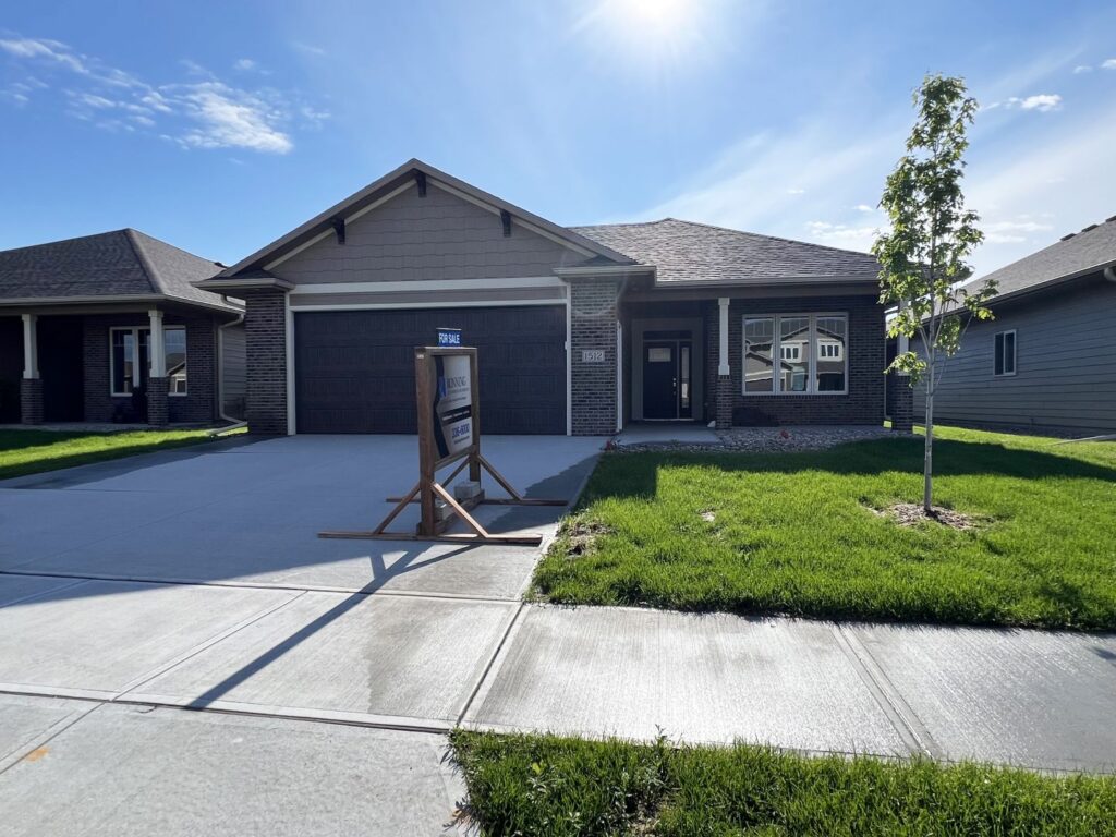 2 Bed & 2 Bath Ranch 1557 Sq Ft 2 Stall Garage