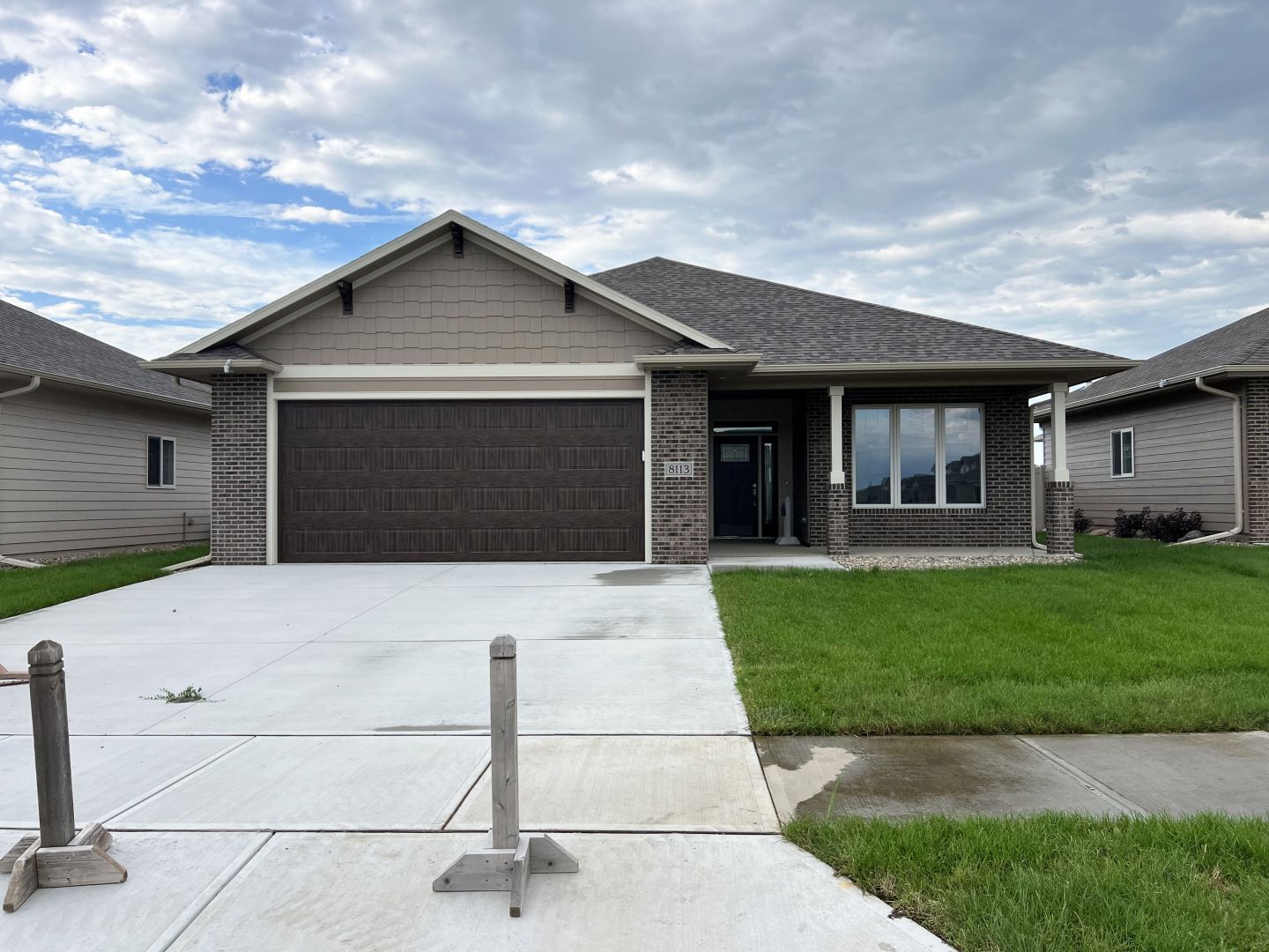 2 Bed & 2 Bath Ranch 1474 Sq Ft 2 Stall Garage