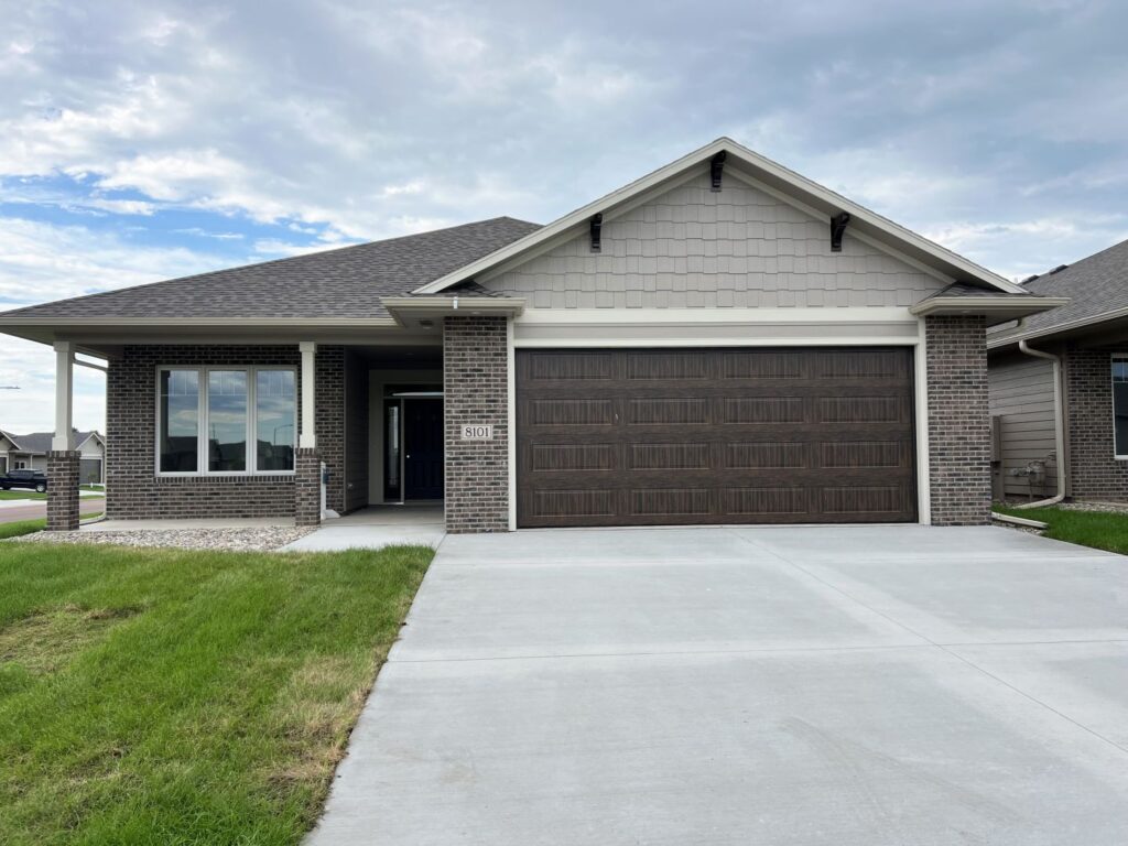 2 Bed & 2 Bath Ranch 1479 Sq Ft 2 Stall Garage