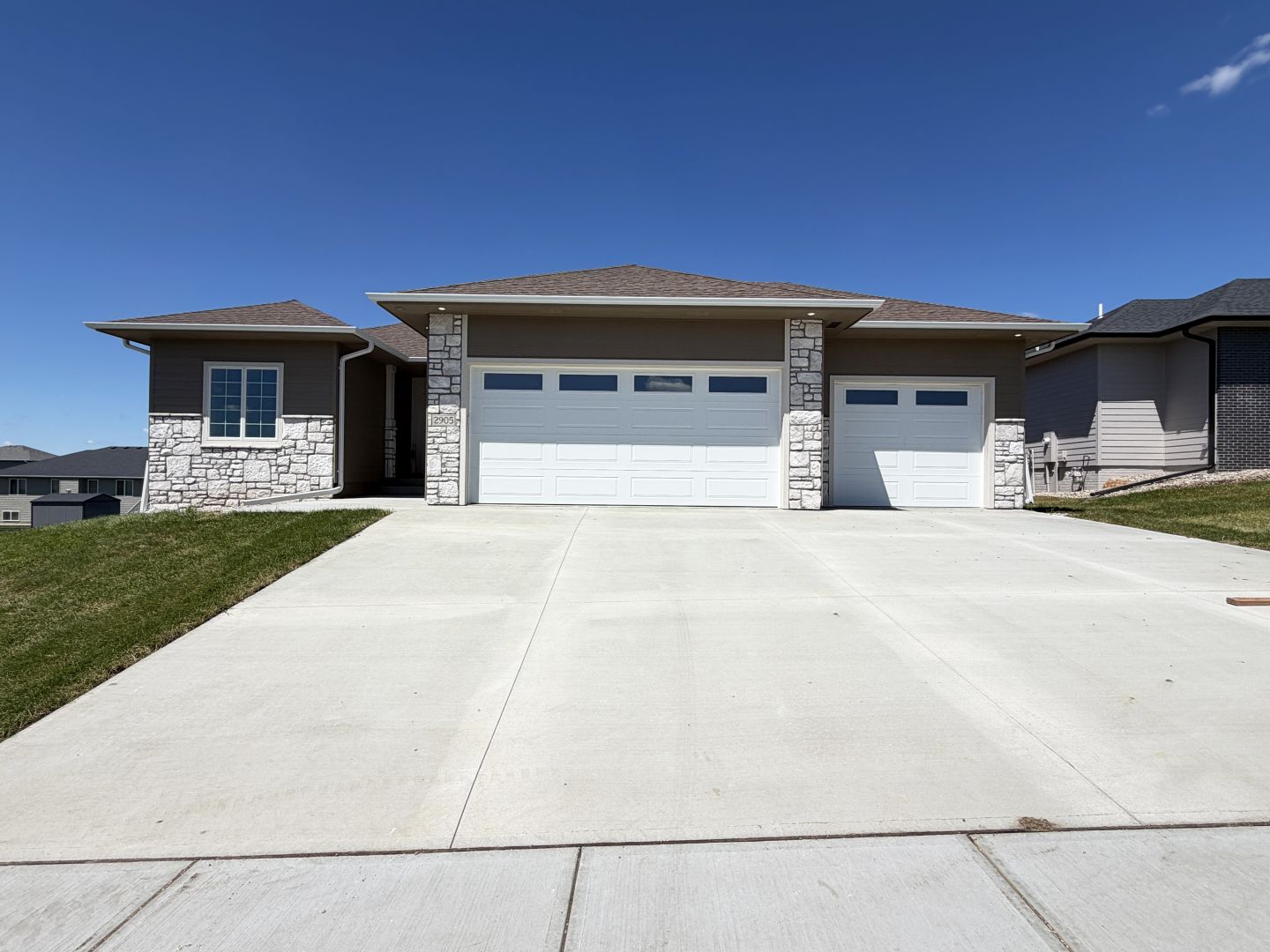 2905 S. Dunraven Ave