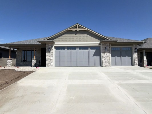 2 Bed & 2.5 Bath Ranch 1669 Sq Ft 3 Stall Garage