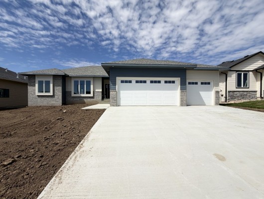 5 Bed & 3 Bath Ranch 2804 Sq Ft 3 Stall Garage