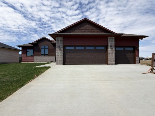 2 Bed & 2 Bath Ranch 1743 Sq Ft 3 Stall Garage