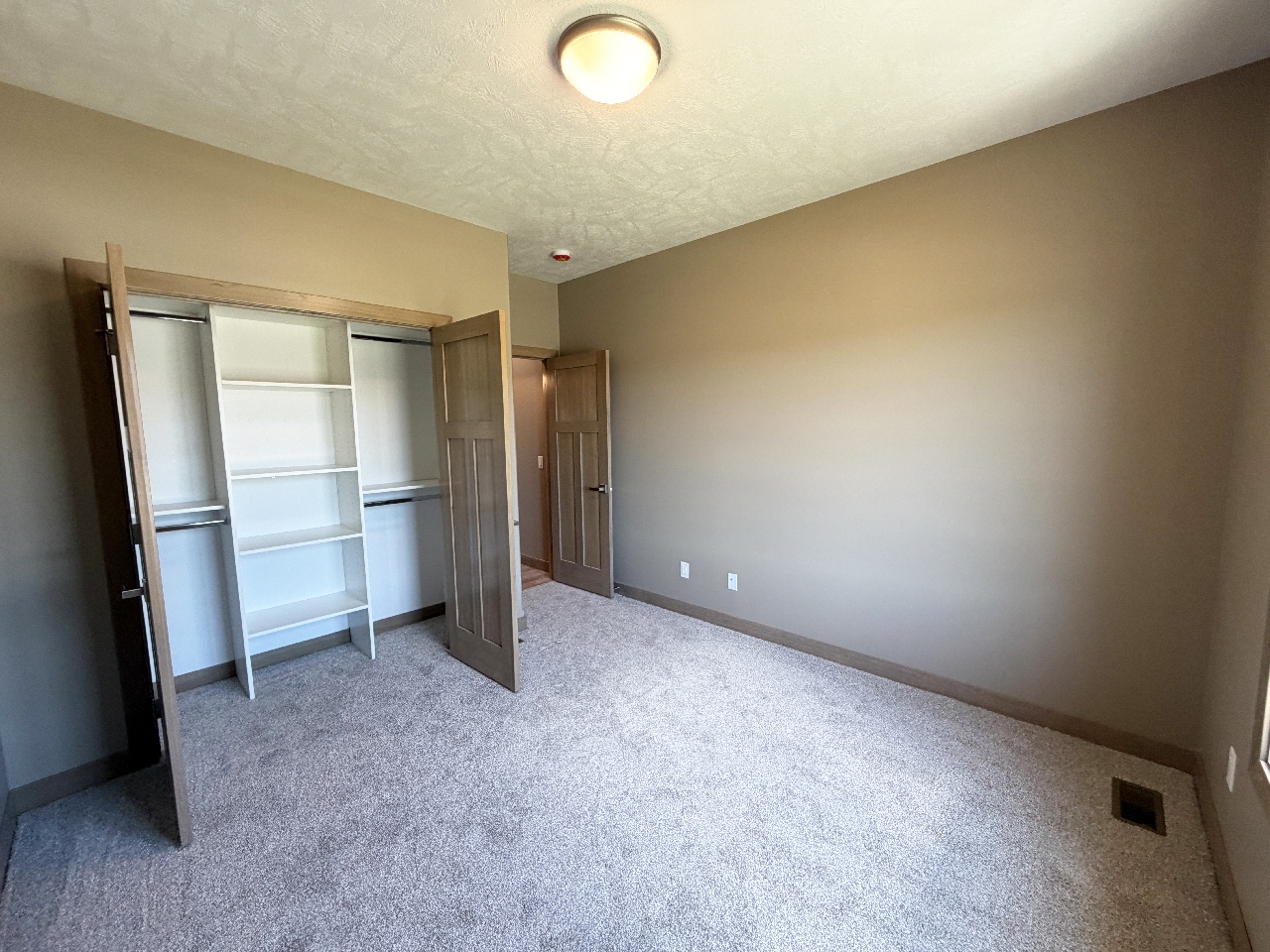 2905 S. Dunraven Ave