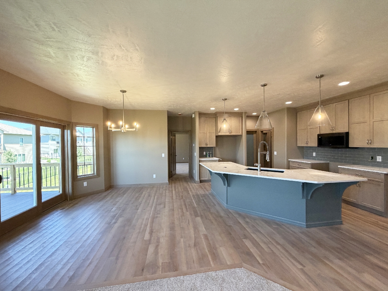 2905 S. Dunraven Ave