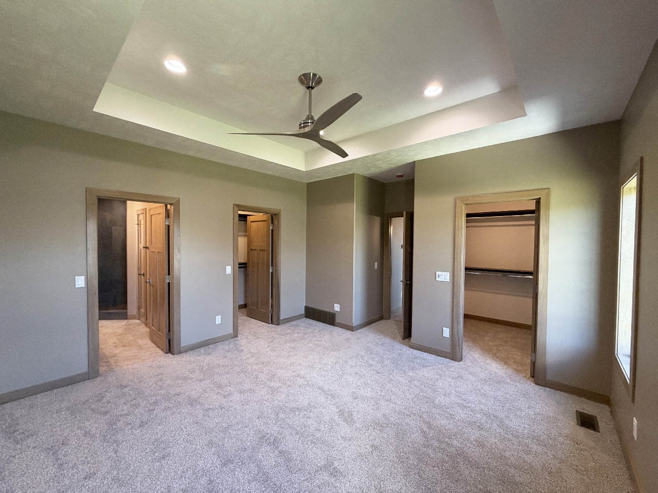 2905 S. Dunraven Ave