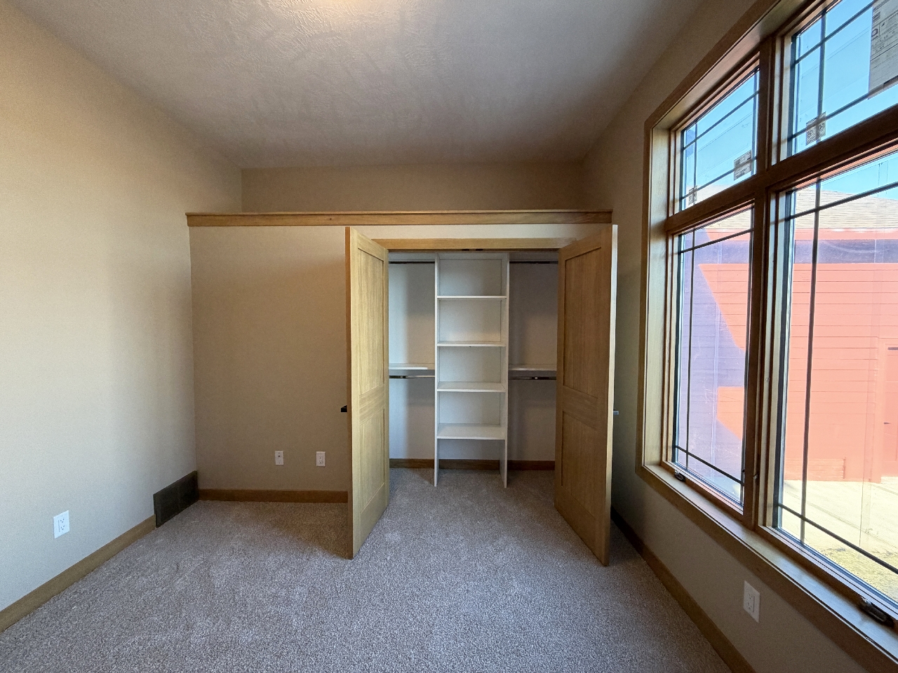 2805 S. Dunraven Ave