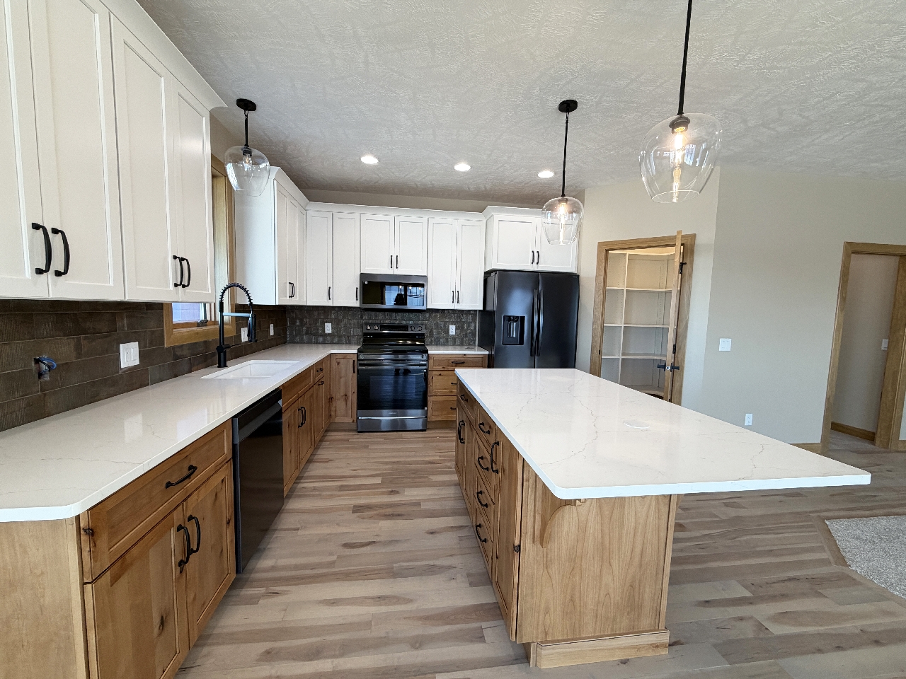 2805 S. Dunraven Ave