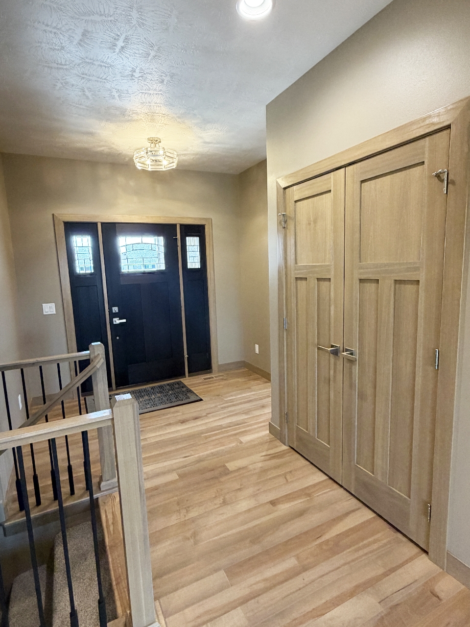 2905 S. Dunraven Ave