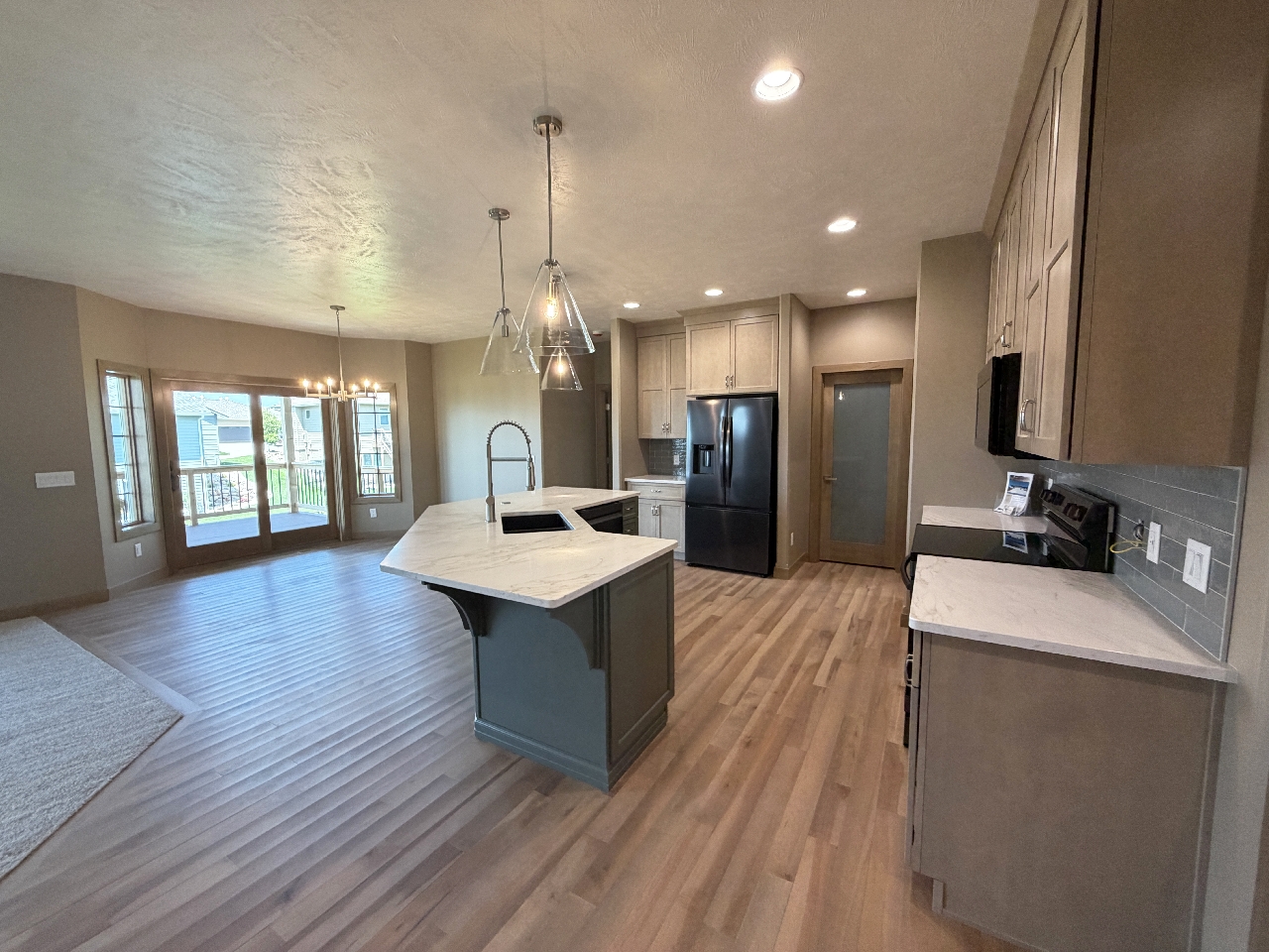 2905 S. Dunraven Ave