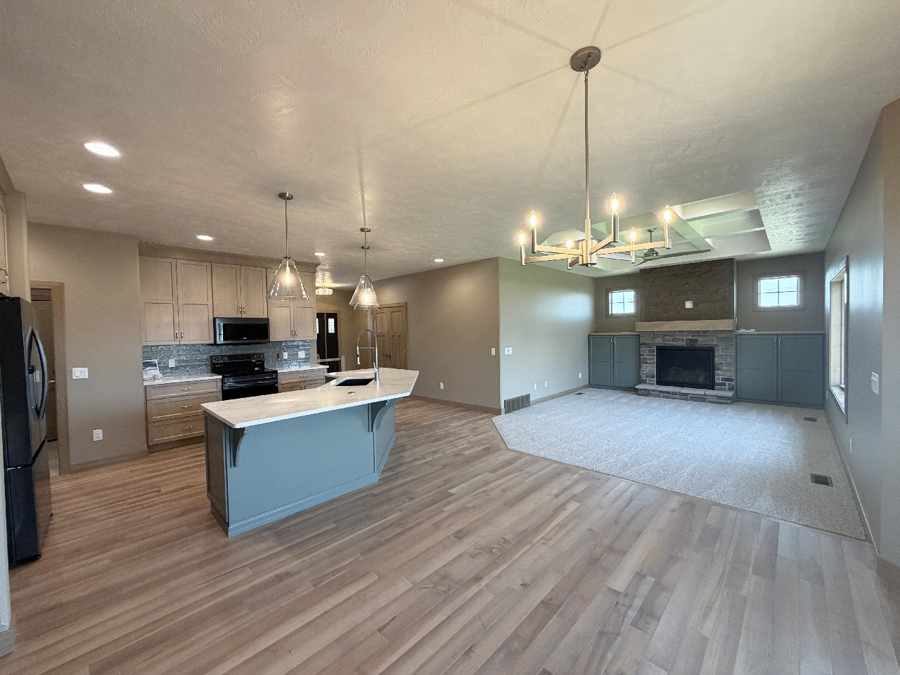 2905 S. Dunraven Ave