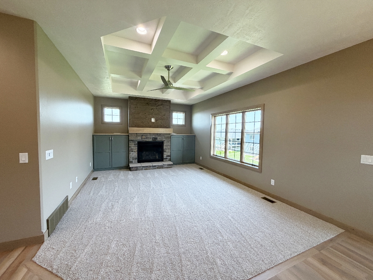 2905 S. Dunraven Ave