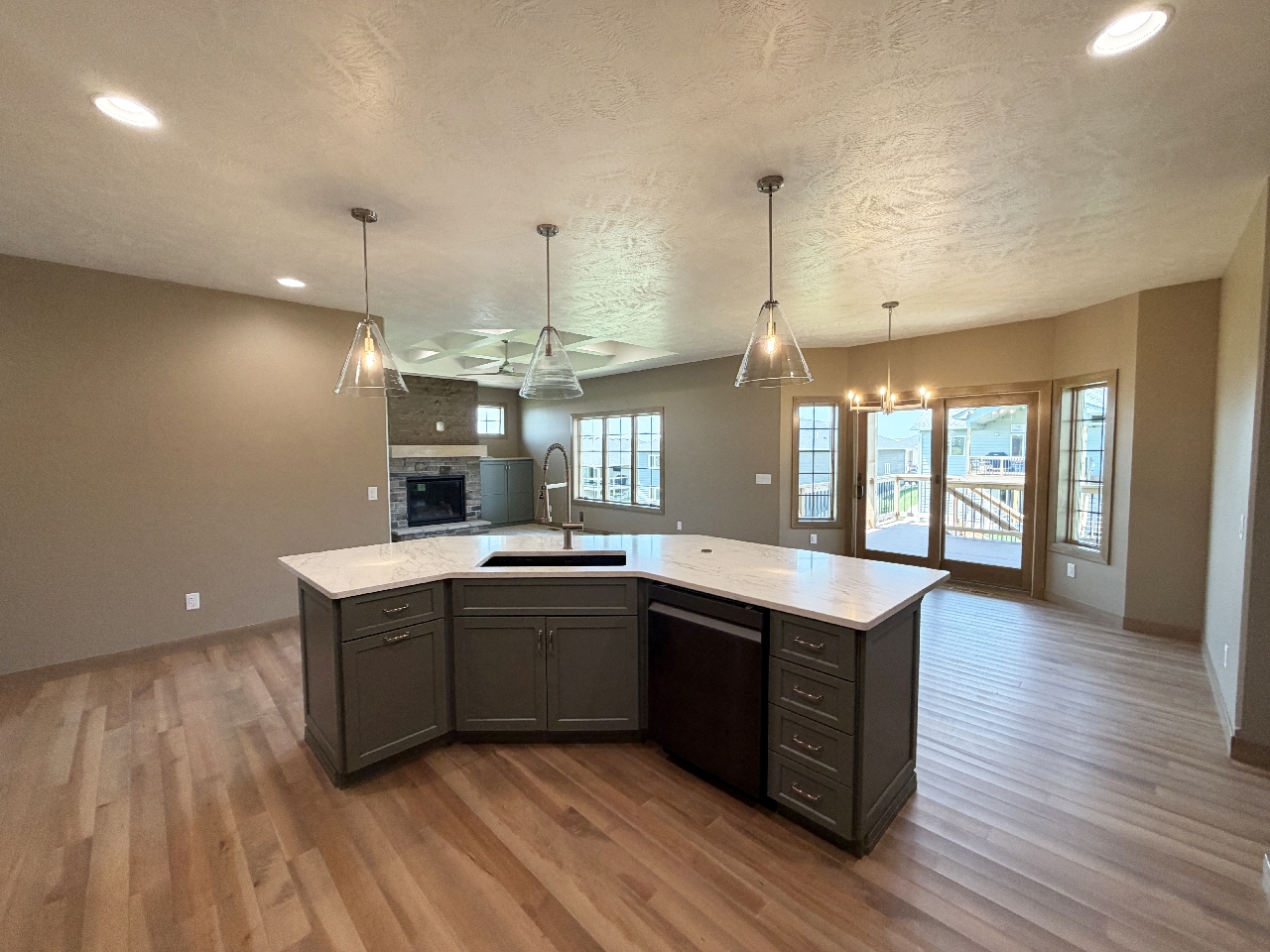 2905 S. Dunraven Ave